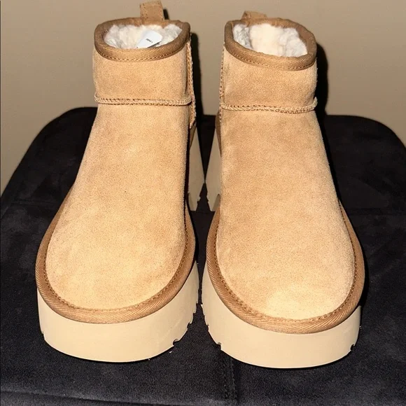 New UGG Platform Ankle Boots - Picture 4 of 5